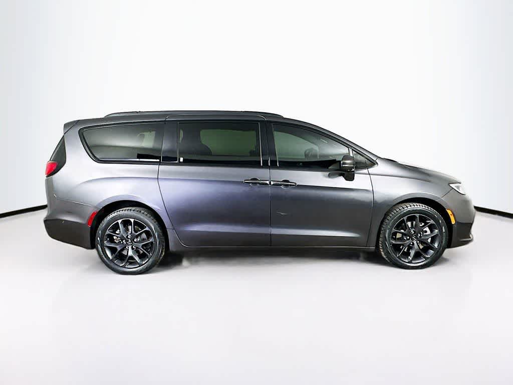 Thumbnail: 2022 Chrysler Pacifica - 25