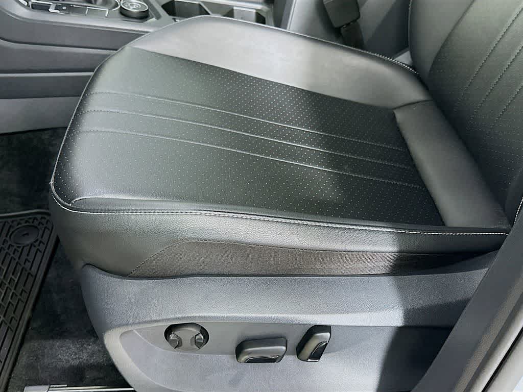 Thumbnail: 2024 Volkswagen Tiguan - 30