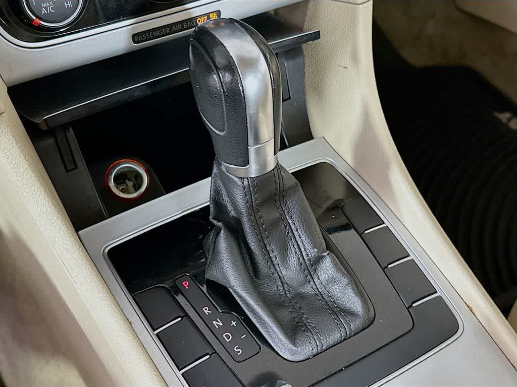 Thumbnail: 2013 Volkswagen Passat - 19