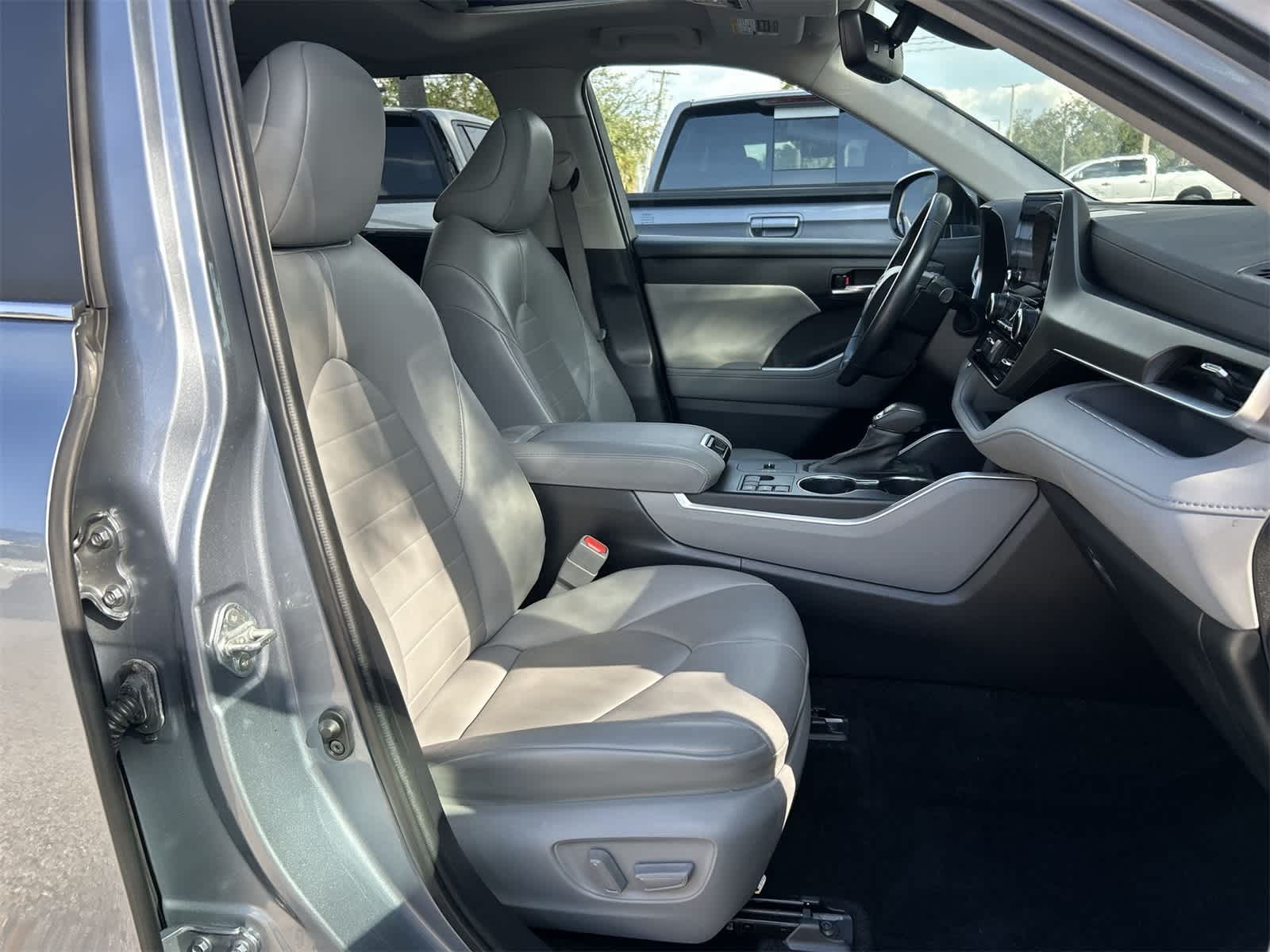 Thumbnail: 2023 Toyota Highlander - 14