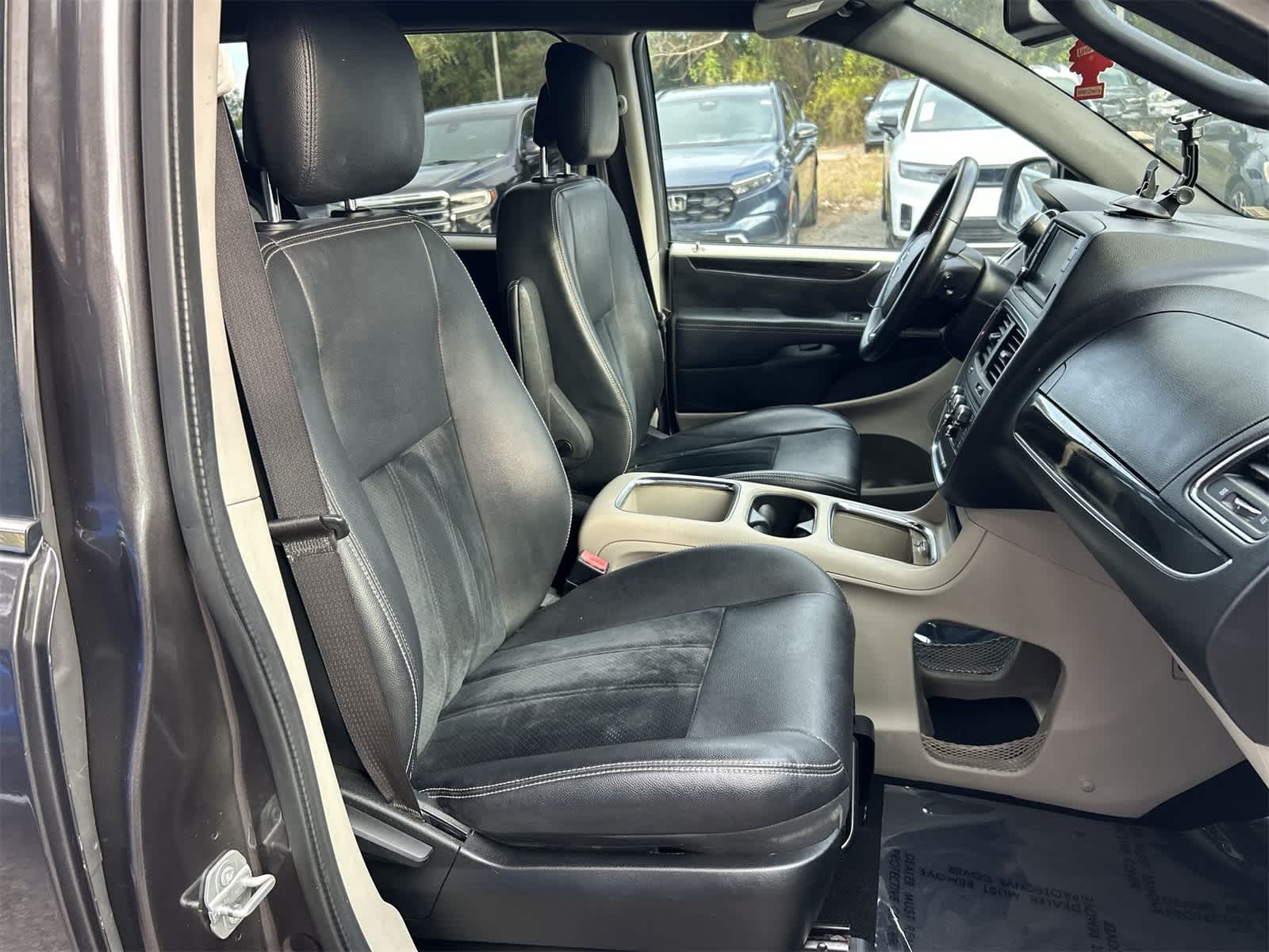 Thumbnail: 2017 Dodge Grand Caravan - 14