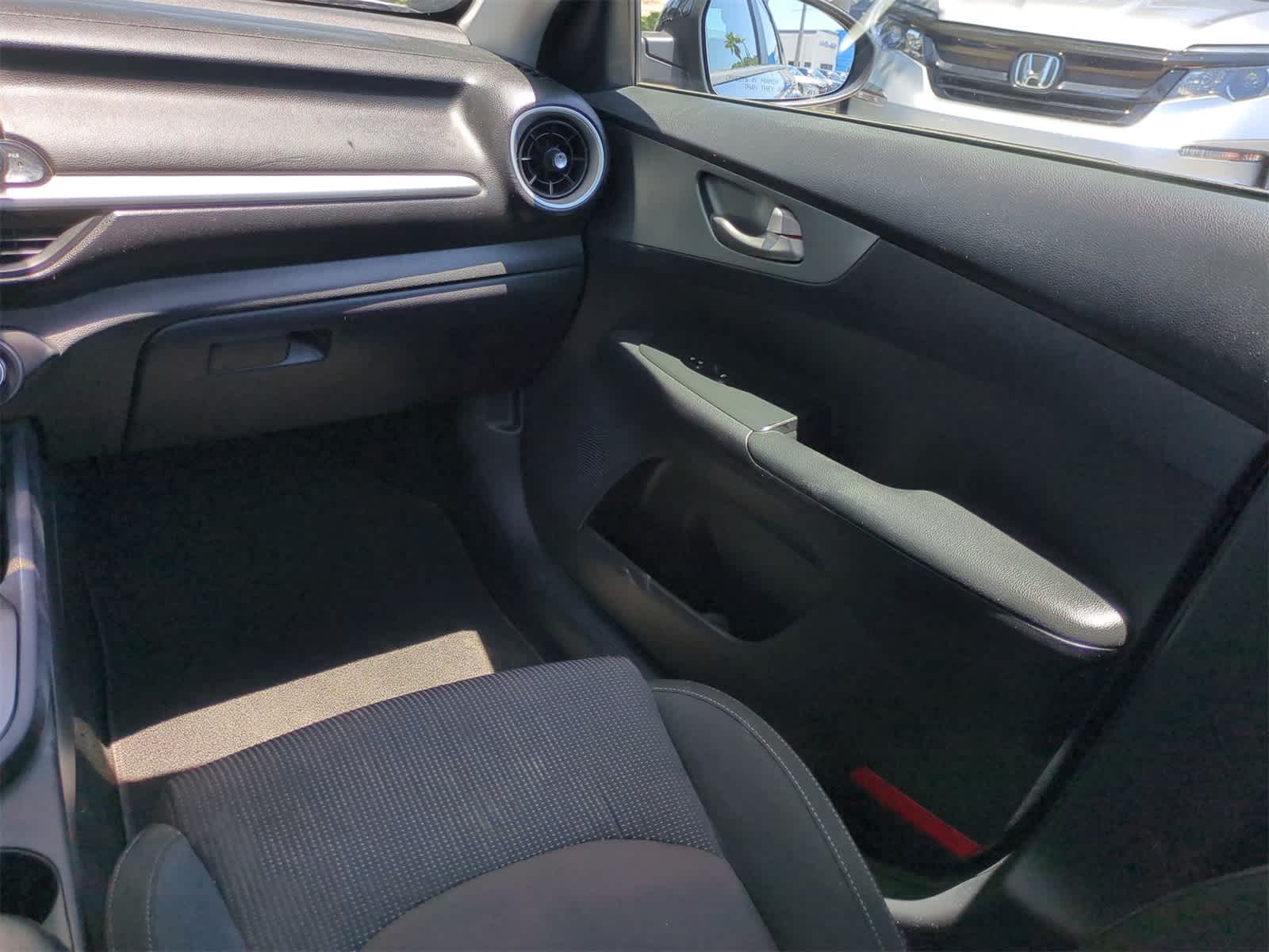 Thumbnail: 2021 Kia Forte - 16