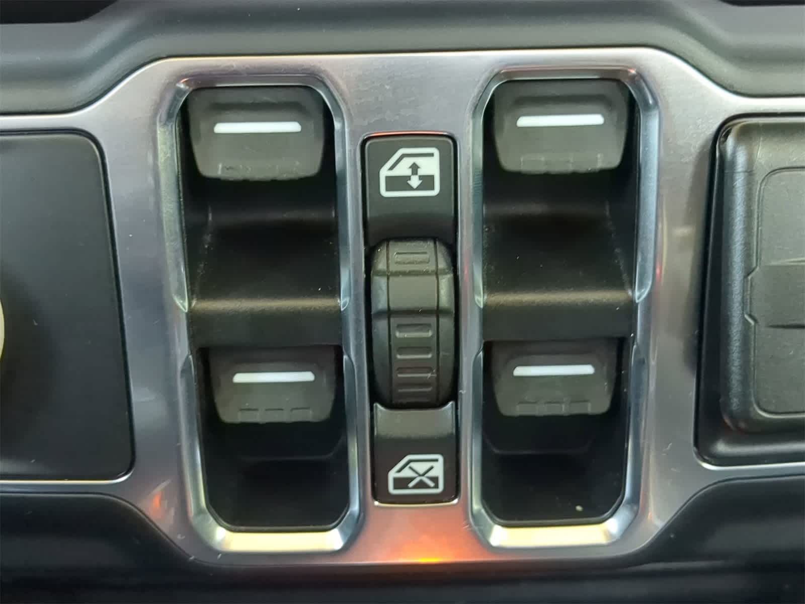 Thumbnail: 2020 Jeep Gladiator - 21