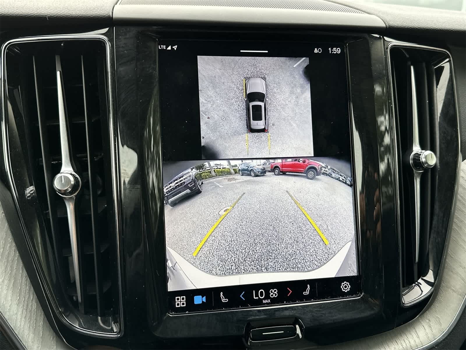 Thumbnail: 2025 Volvo XC60 - 17