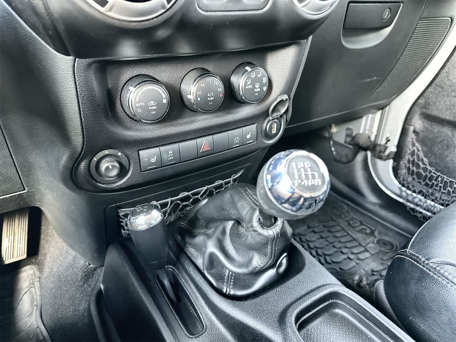 Thumbnail: 2015 Jeep Wrangler - 16