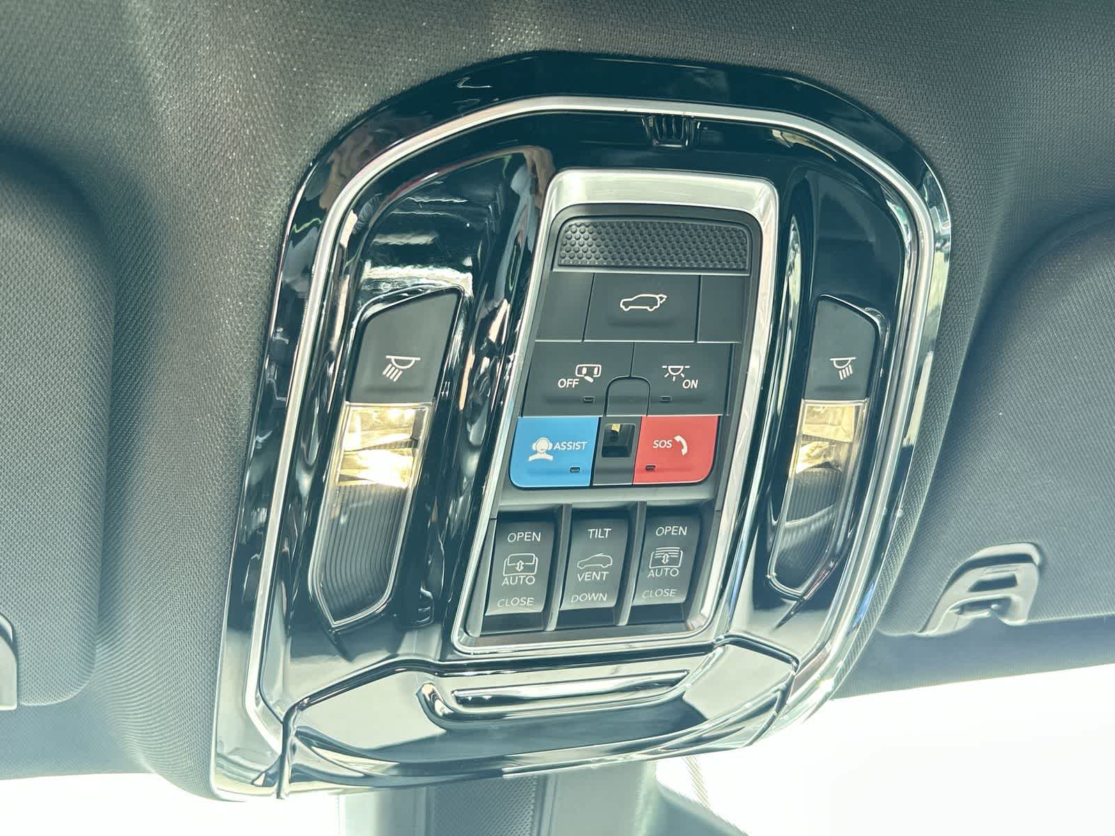 Thumbnail: 2022 Jeep Grand Wagoneer - 17