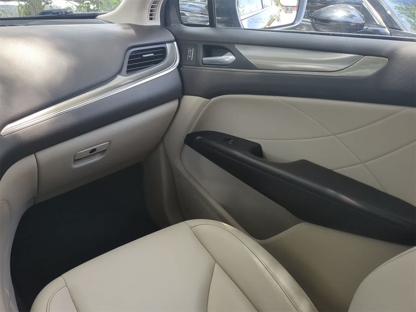 Thumbnail: 2019 Lincoln MKC - 16