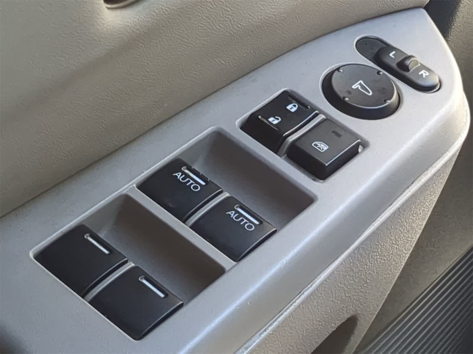 Thumbnail: 2011 Honda Pilot - 23