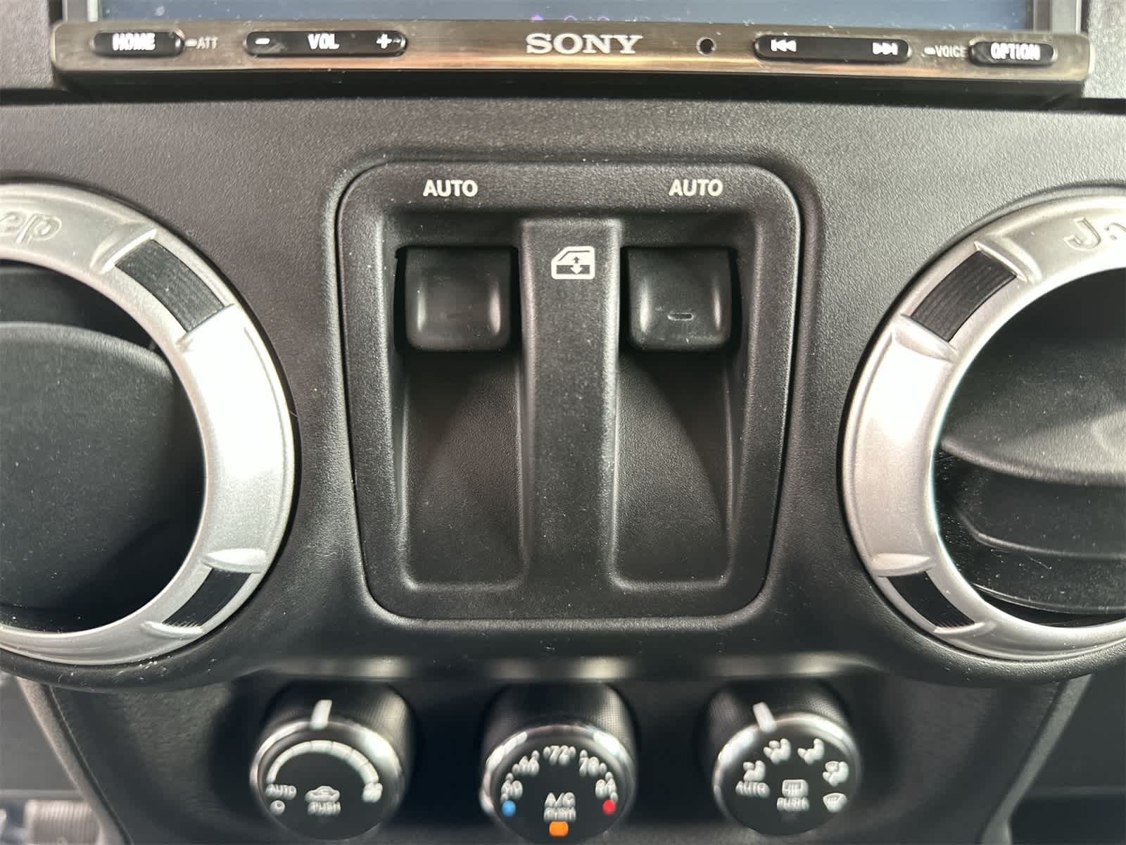 Thumbnail: 2015 Jeep Wrangler - 7