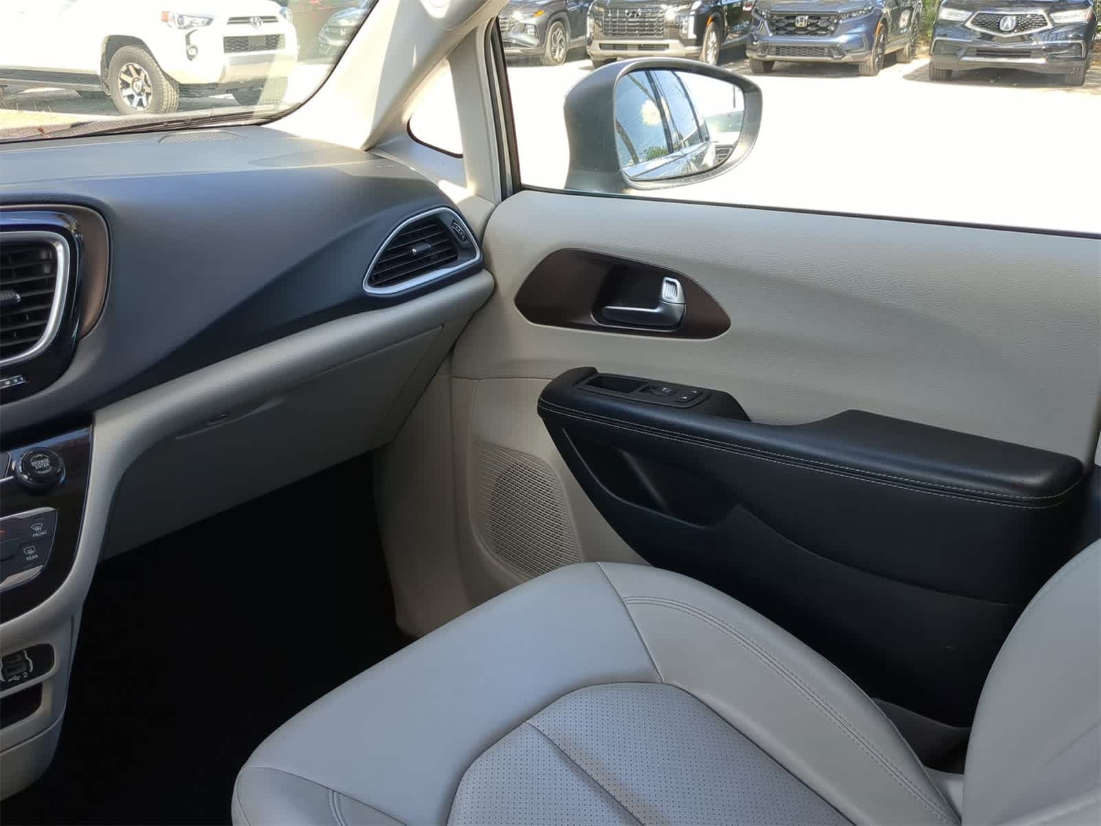 Thumbnail: 2021 Chrysler Voyager - 16