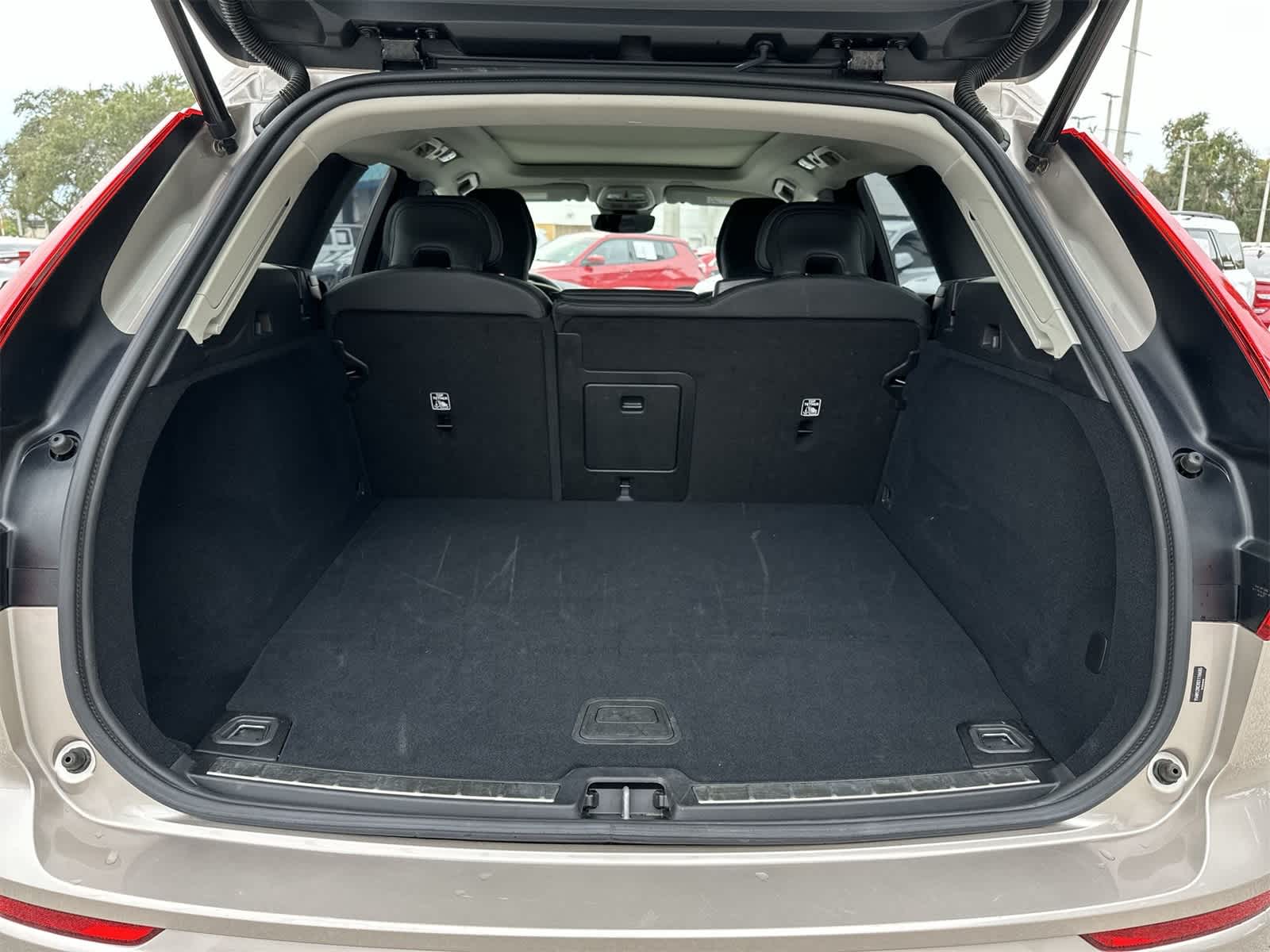 Thumbnail: 2025 Volvo XC60 - 13