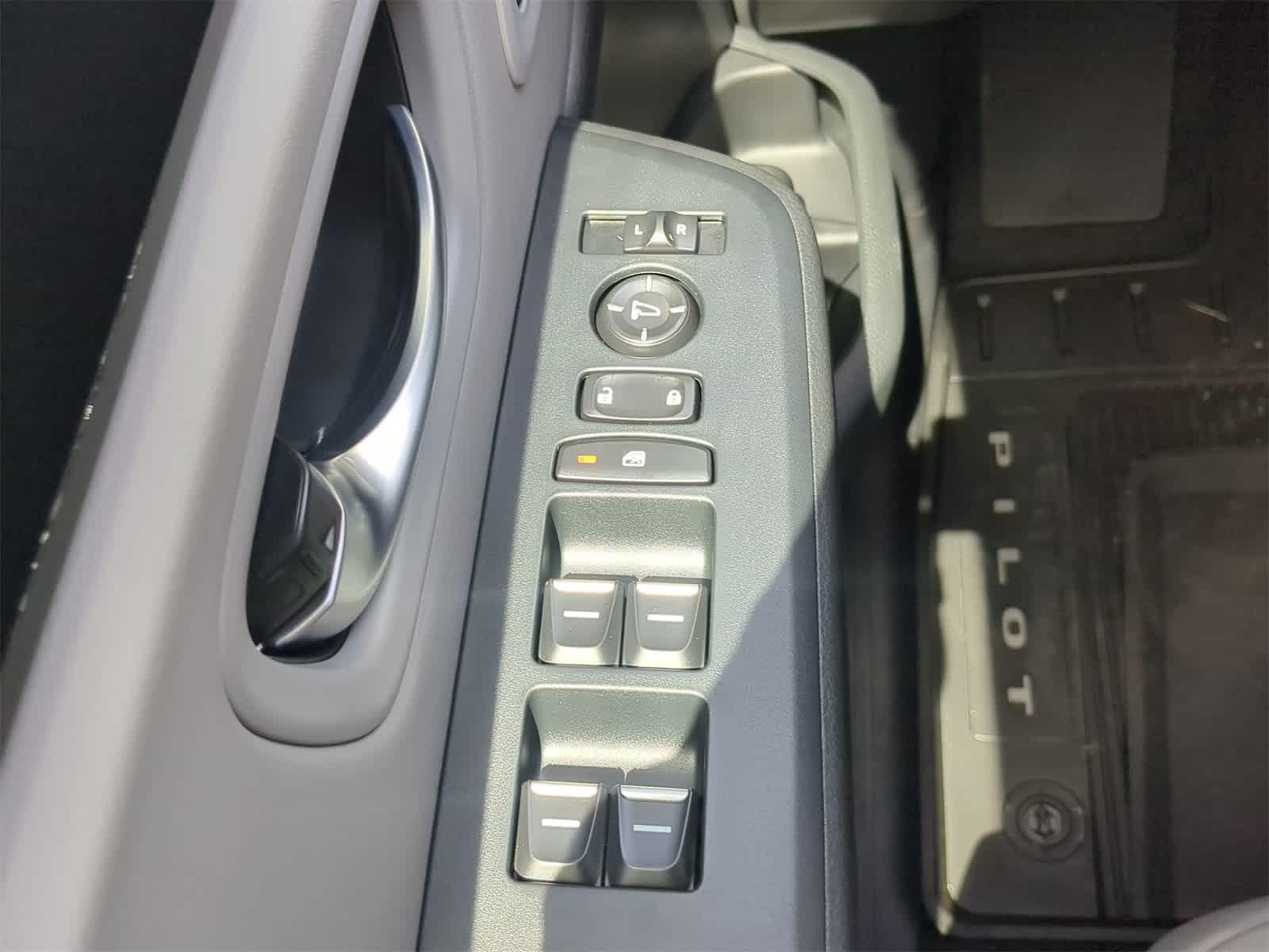 2025 Honda Pilot Touring 23