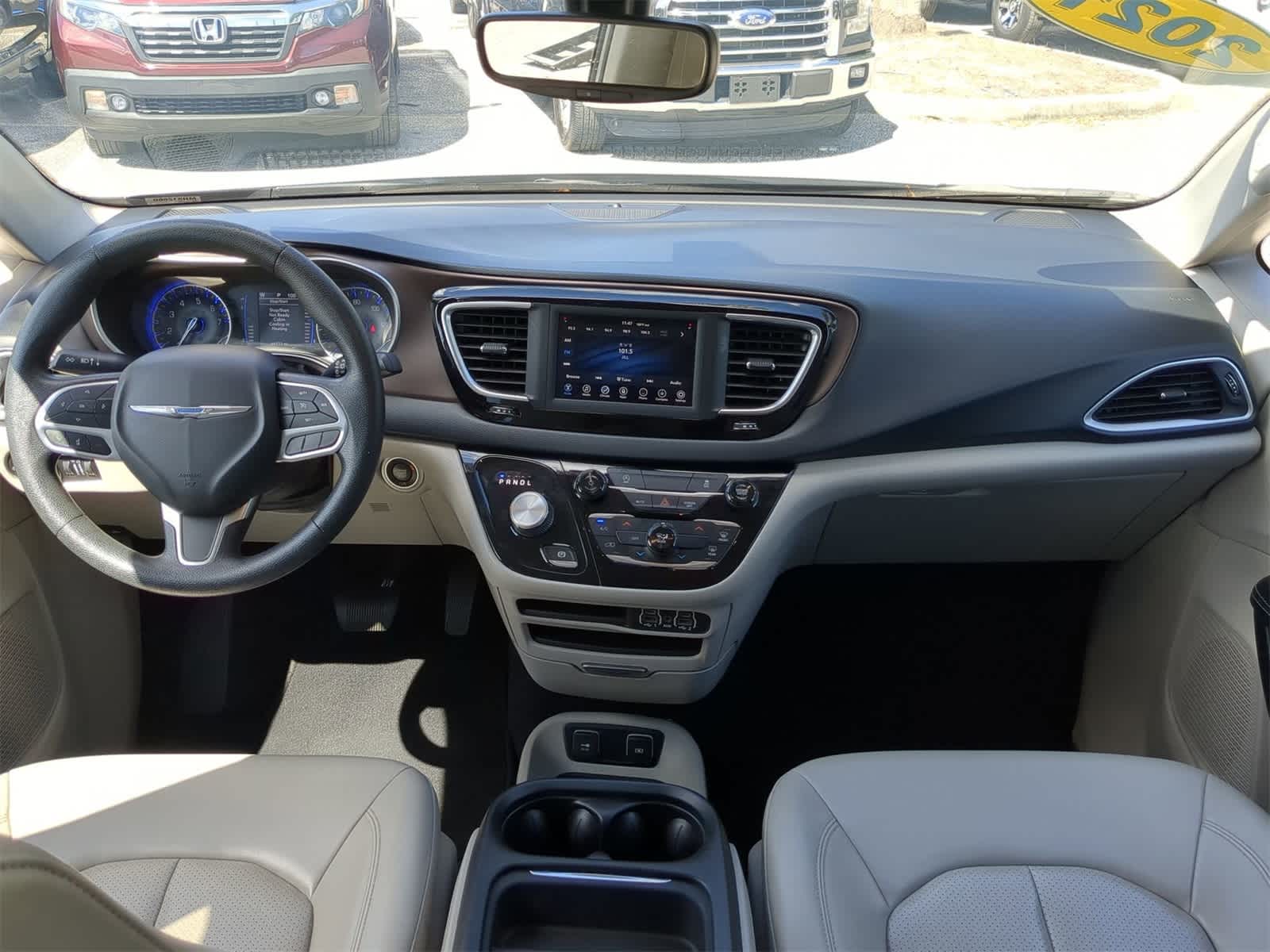 Thumbnail: 2021 Chrysler Voyager - 14