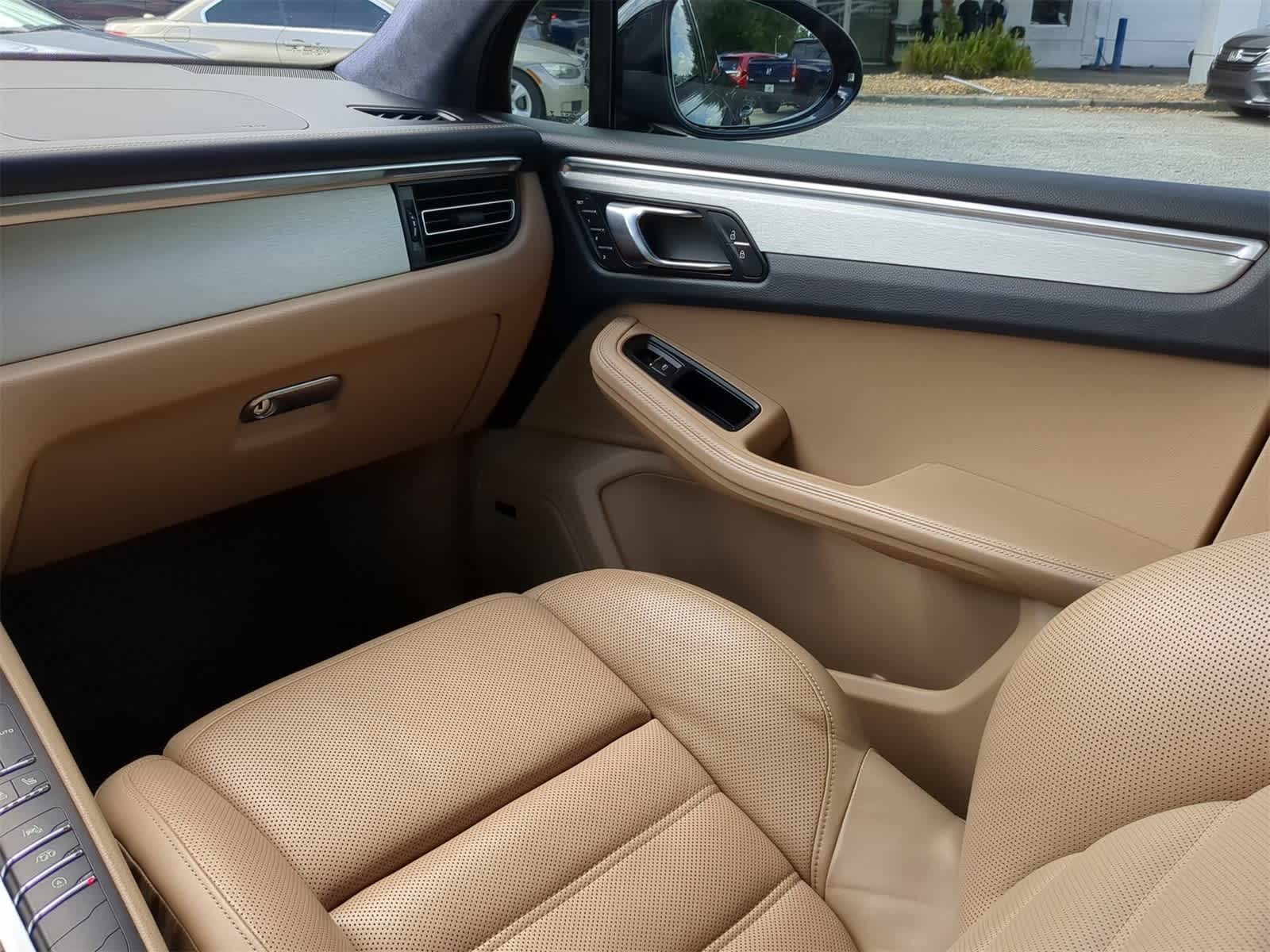 Thumbnail: 2020 Porsche Macan - 16