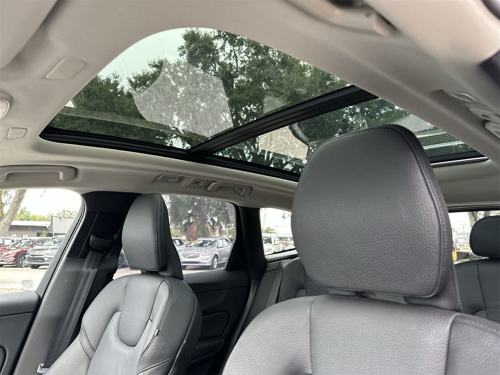 Thumbnail: 2025 Volvo XC60 - 8