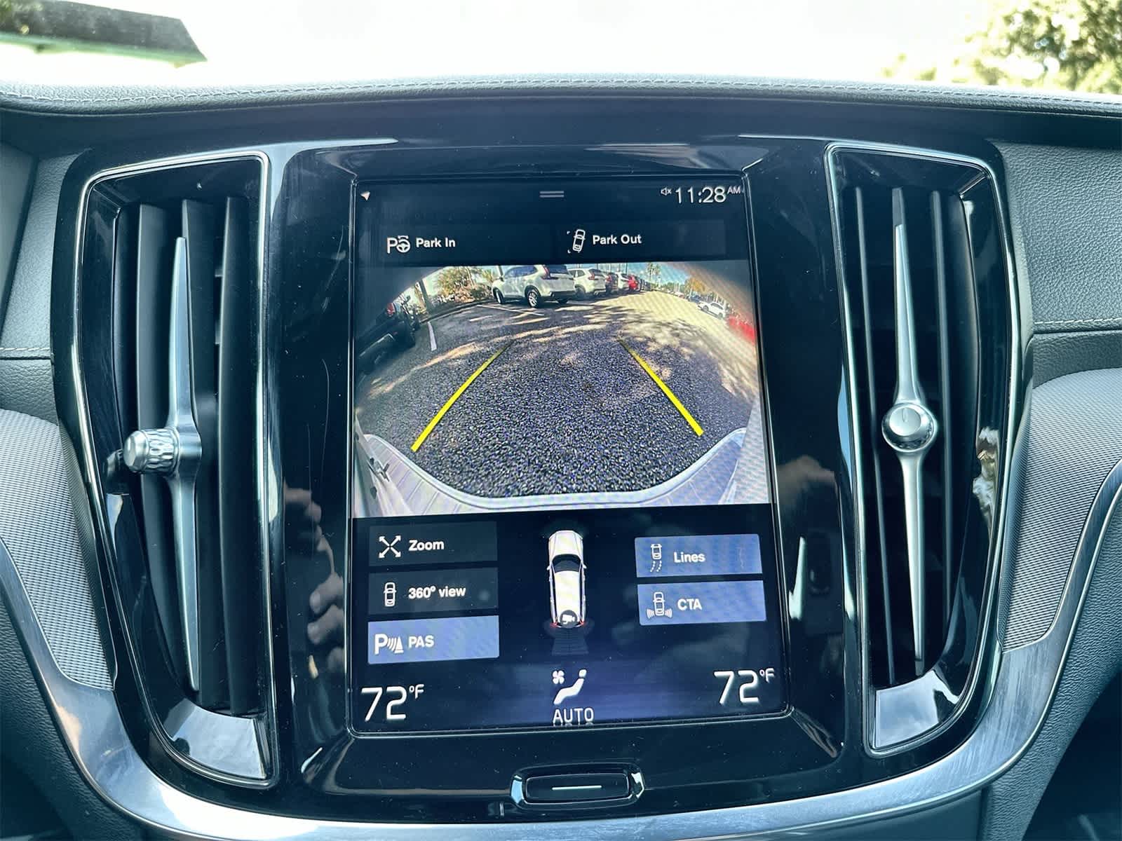 Thumbnail: 2020 Volvo V60 - 21