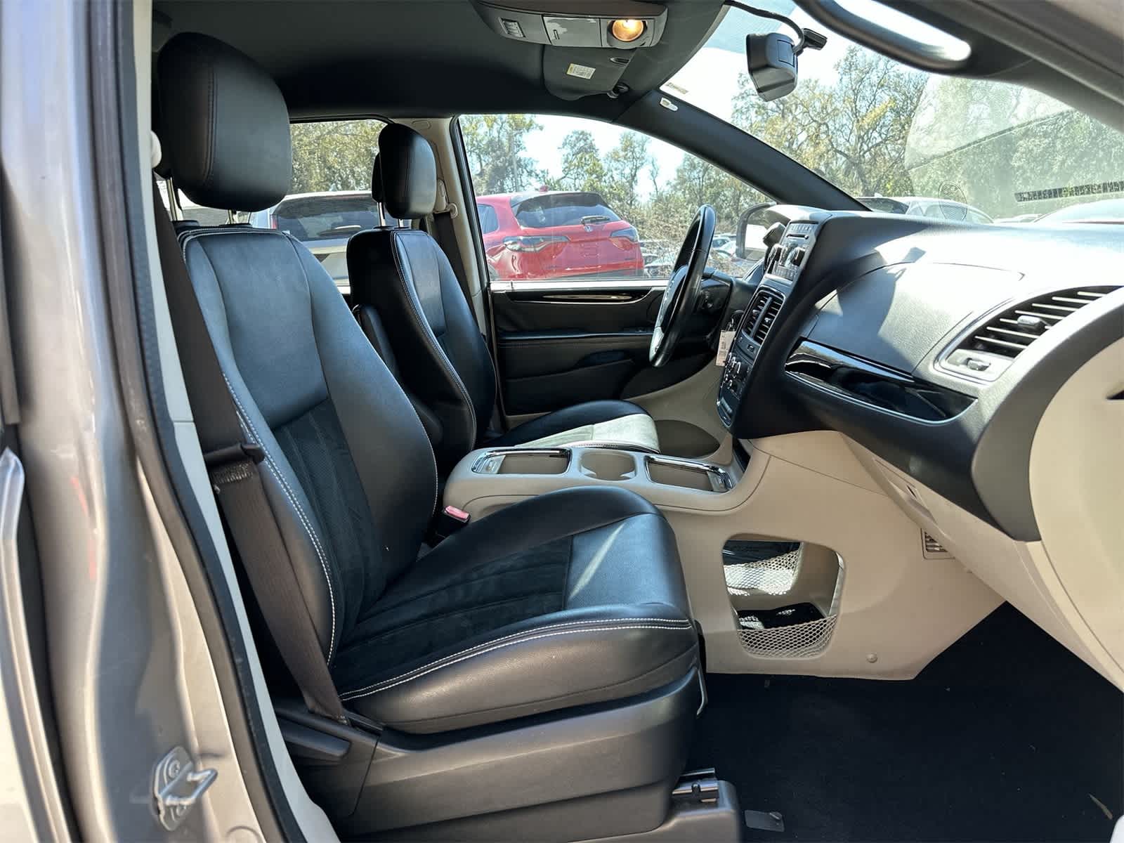 Thumbnail: 2017 Dodge Grand Caravan - 14