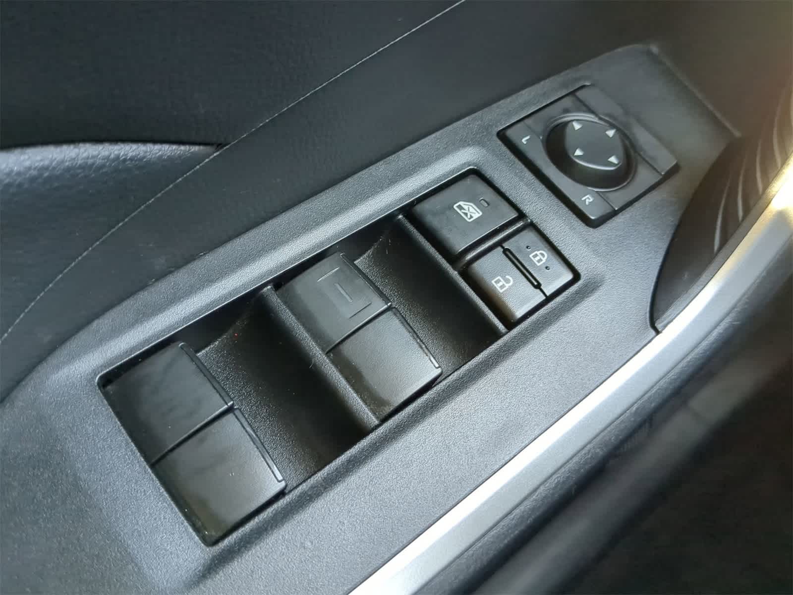 Thumbnail: 2021 Toyota RAV4 - 23