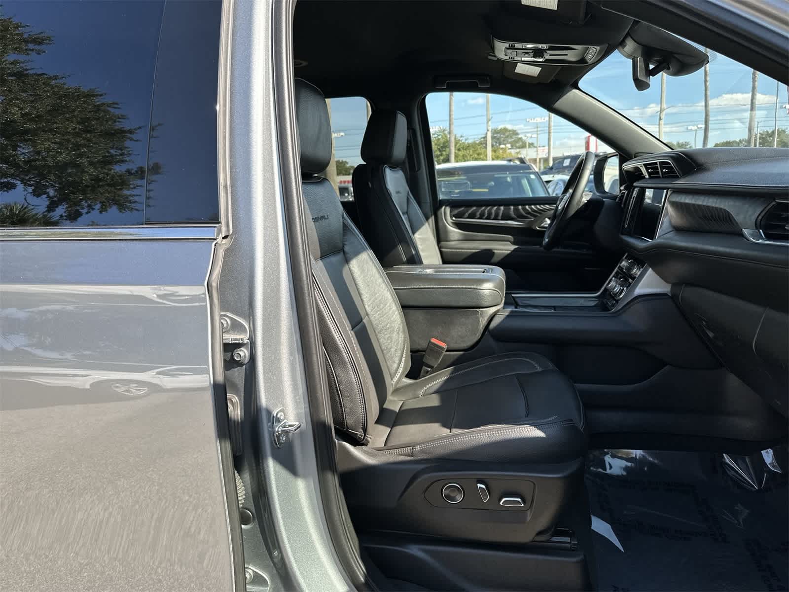 Thumbnail: 2023 GMC Yukon XL - 14