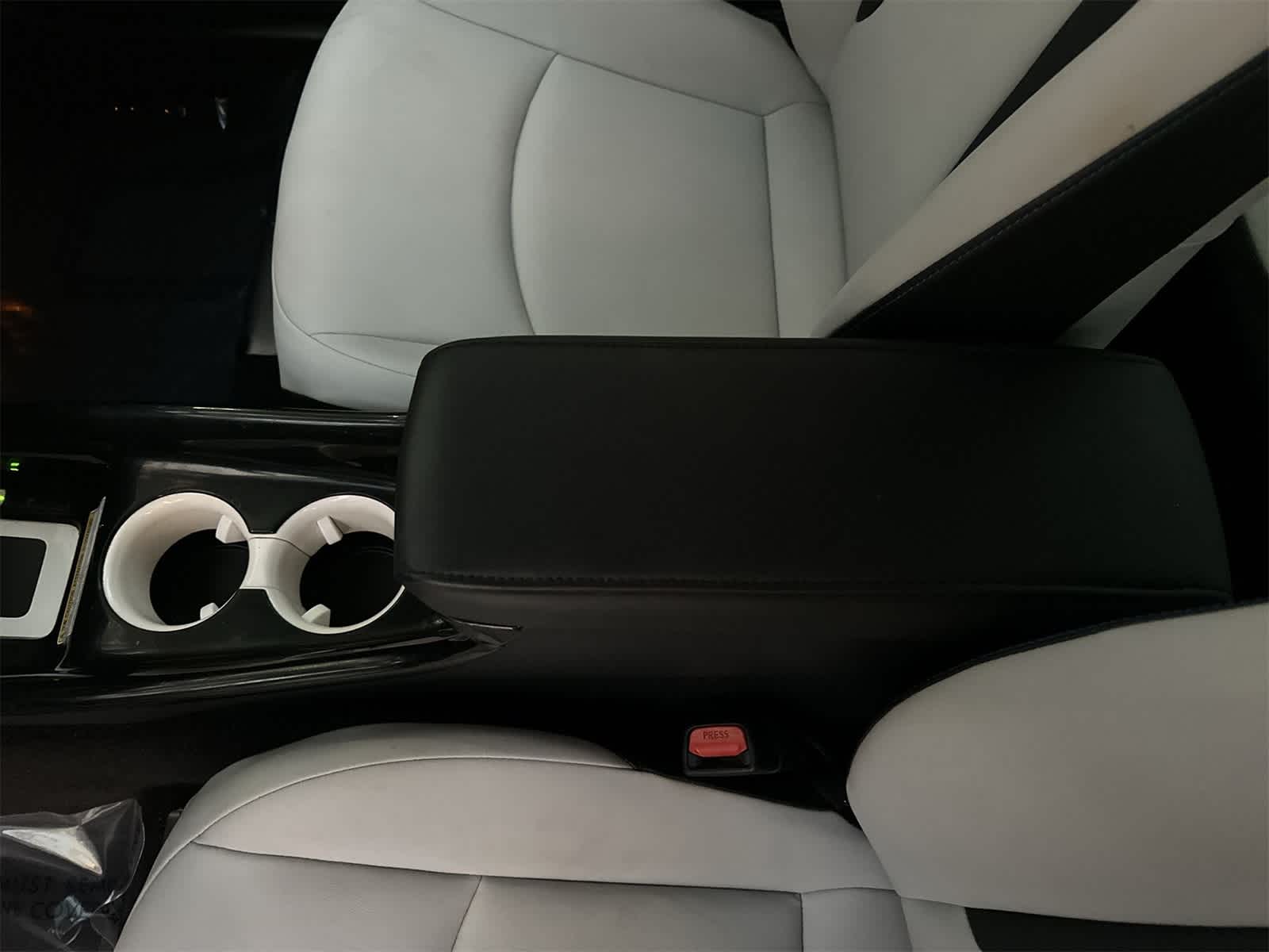 Thumbnail: 2016 Toyota Prius - 16