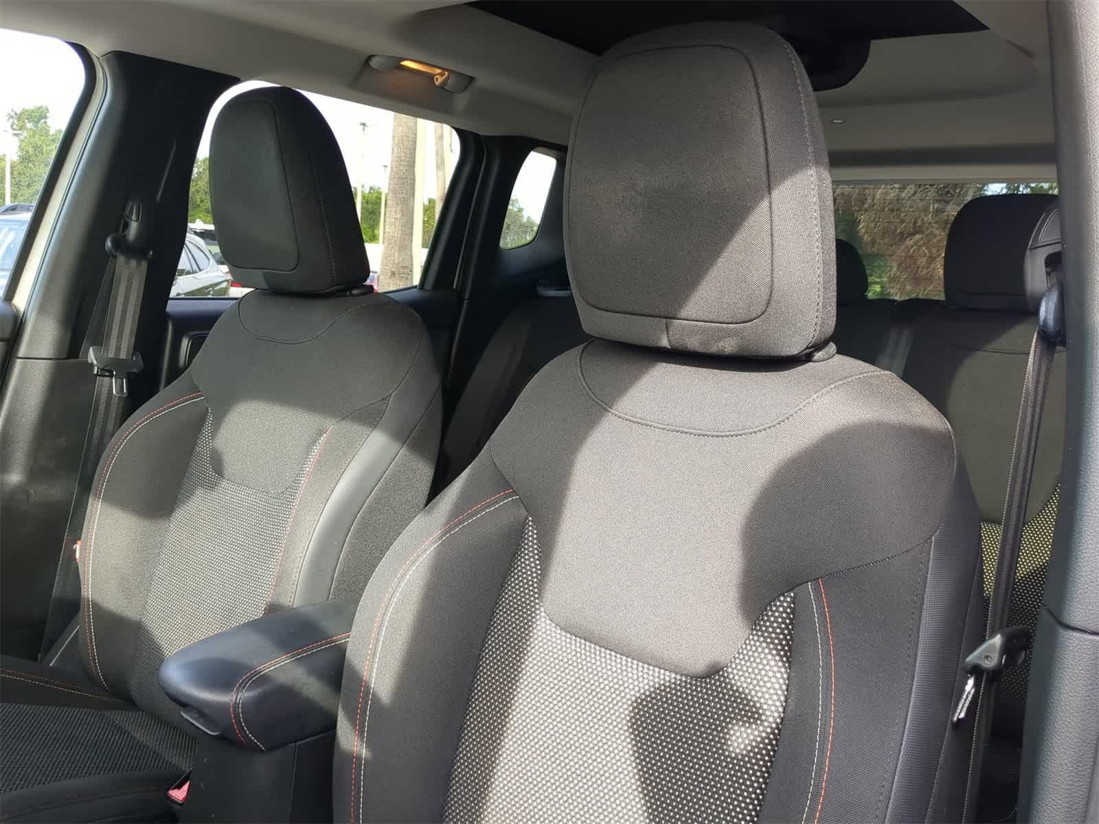Thumbnail: 2016 Jeep Renegade - 8