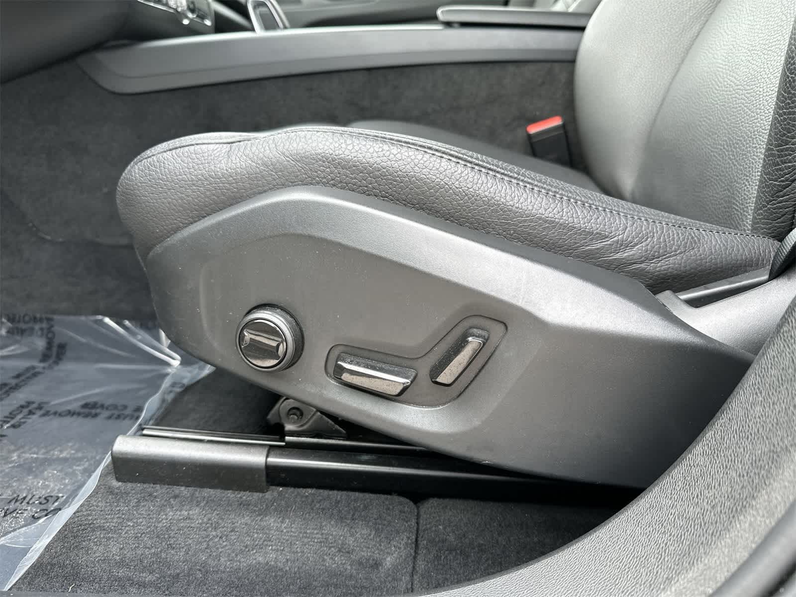 Thumbnail: 2025 Volvo XC60 - 6