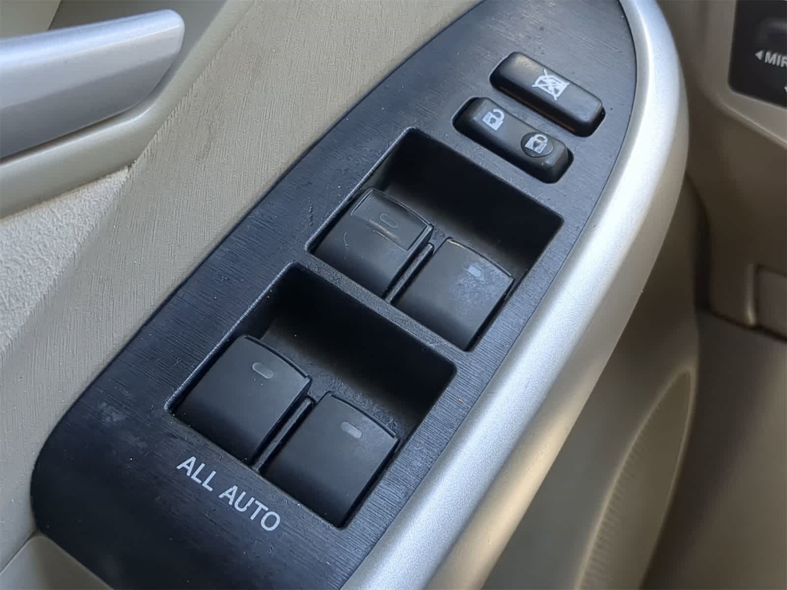 Thumbnail: 2011 Toyota Prius - 20
