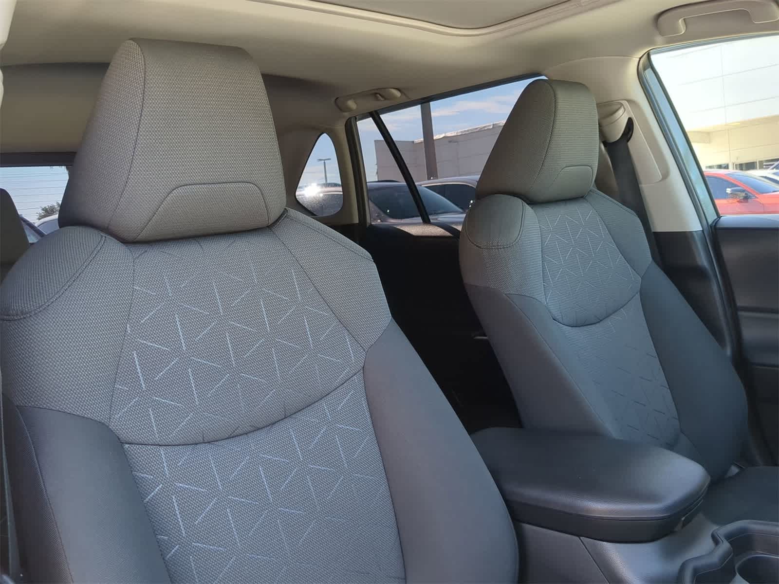 Thumbnail: 2021 Toyota RAV4 - 8