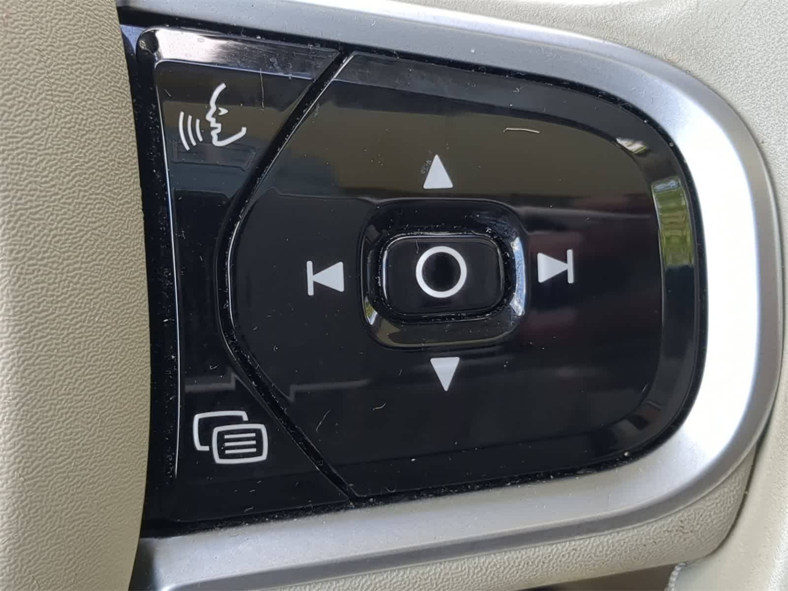 Thumbnail: 2021 Volvo XC90 - 25
