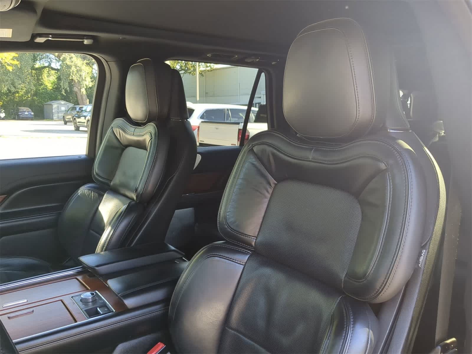 Thumbnail: 2019 Lincoln Navigator L - 8