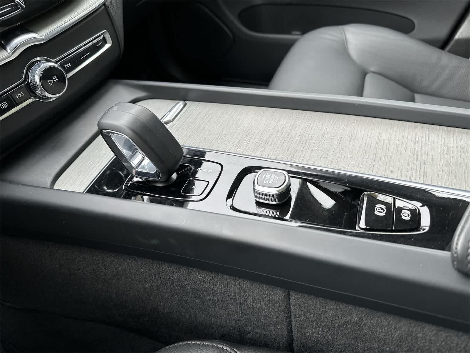 Thumbnail: 2025 Volvo XC60 - 15