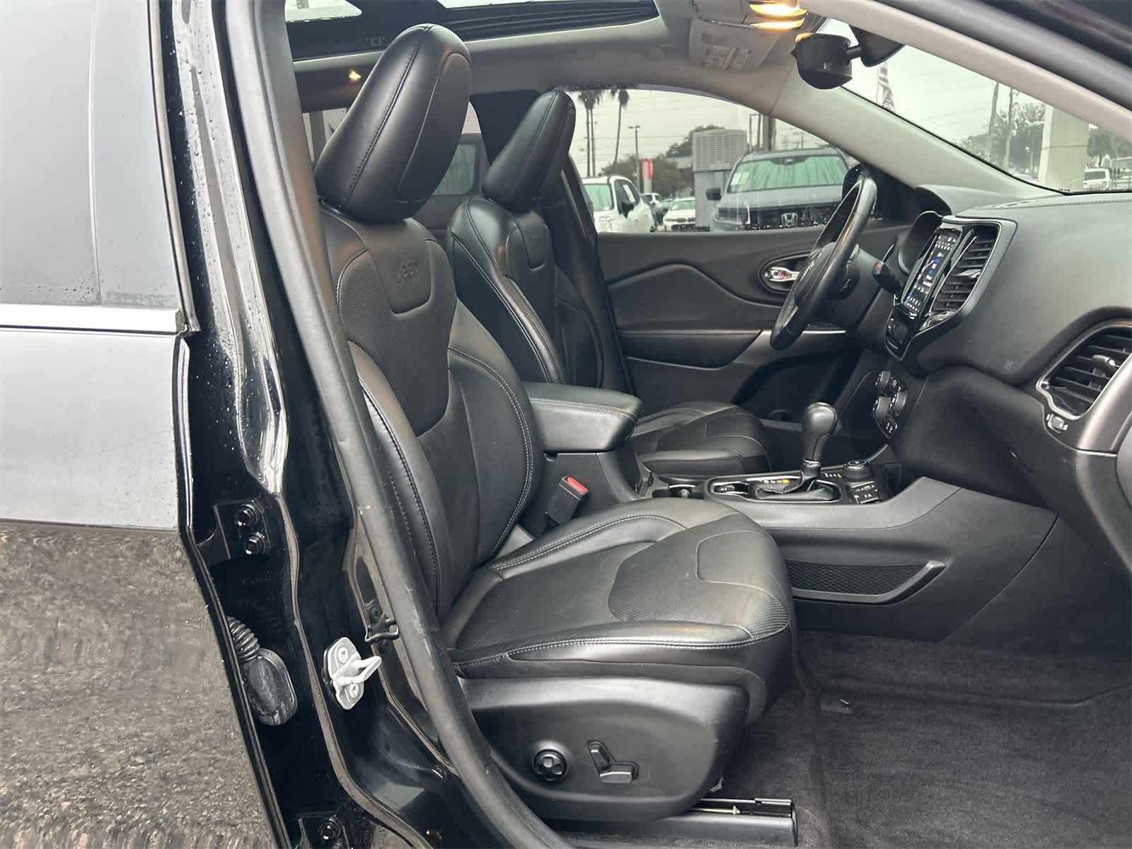 Thumbnail: 2019 Jeep Cherokee - 14