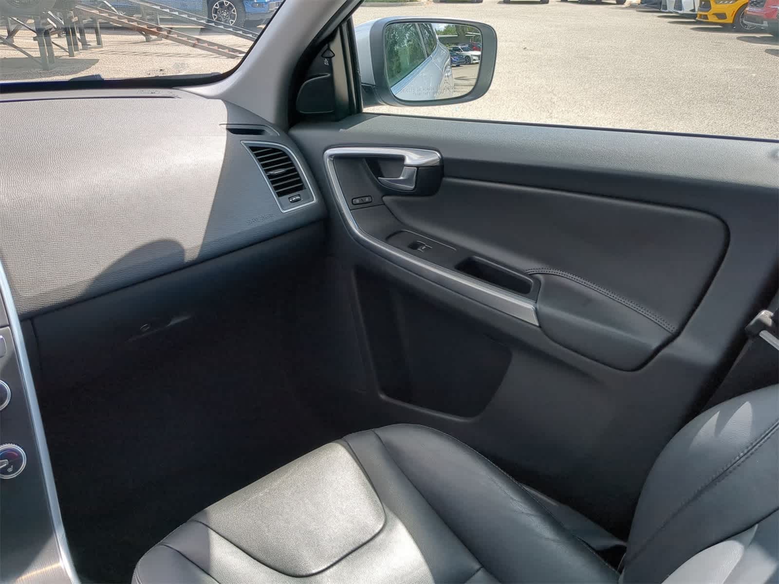 Thumbnail: 2016 Volvo XC60 - 16