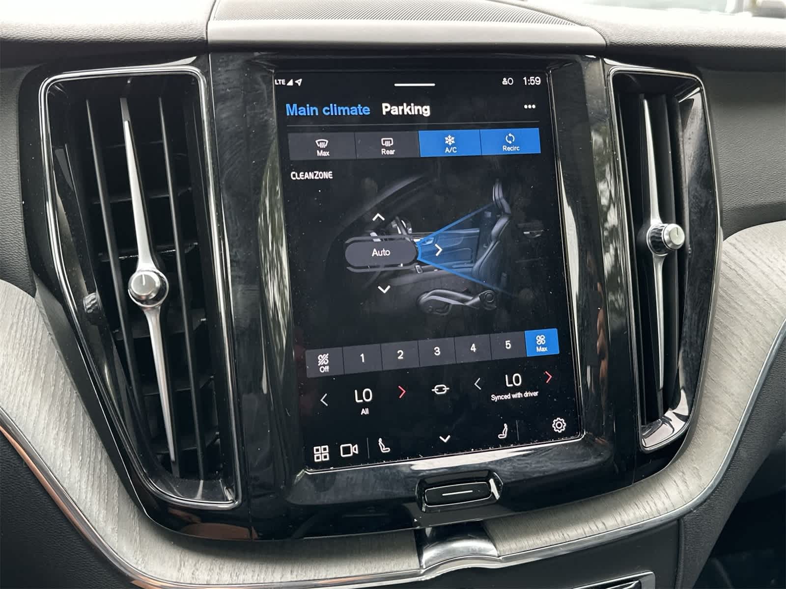 Thumbnail: 2025 Volvo XC60 - 9