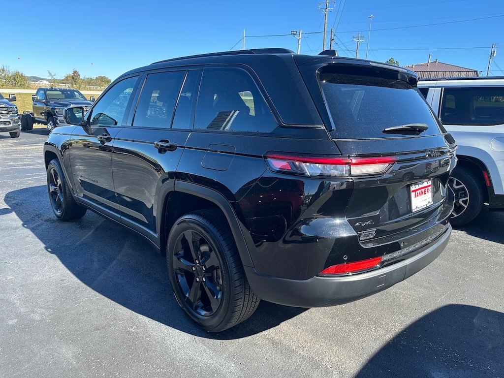 Used 2023 Jeep Grand Cherokee Laredo SUV