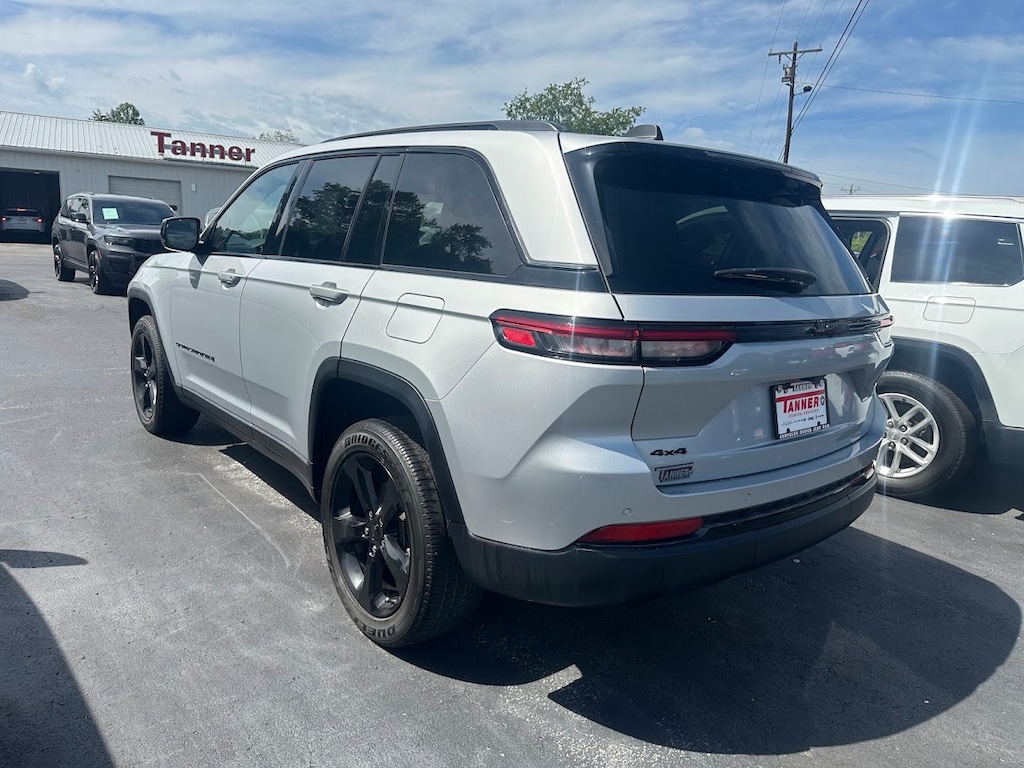 Used 2023 Jeep Grand Cherokee Laredo SUV