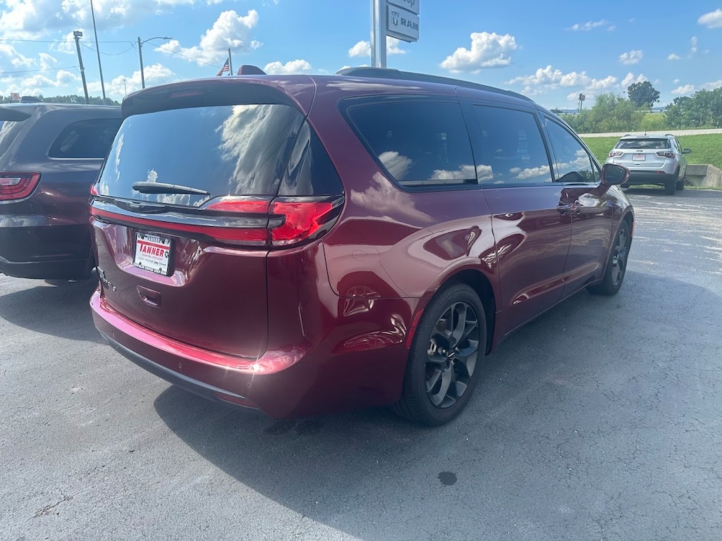 Used 2022 Chrysler Pacifica Touring L Van Passenger Van