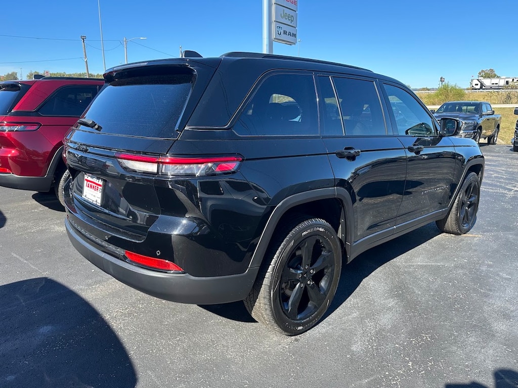 Used 2023 Jeep Grand Cherokee Laredo SUV