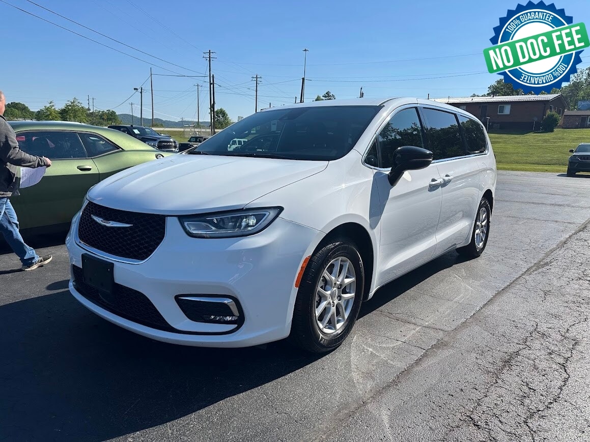 2025 Chrysler Pacifica Select's photo