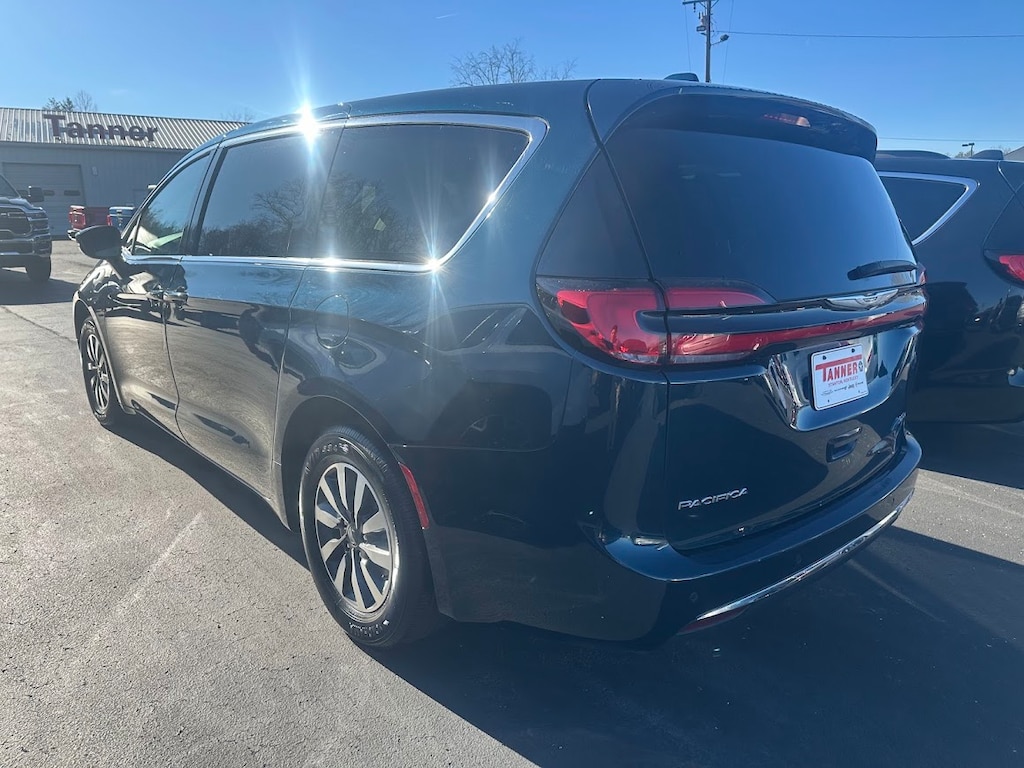 Used 2022 Chrysler Pacifica Hybrid Touring L Van Passenger Van
