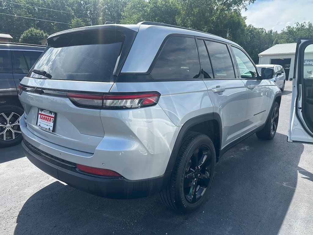 Used 2023 Jeep Grand Cherokee Laredo SUV