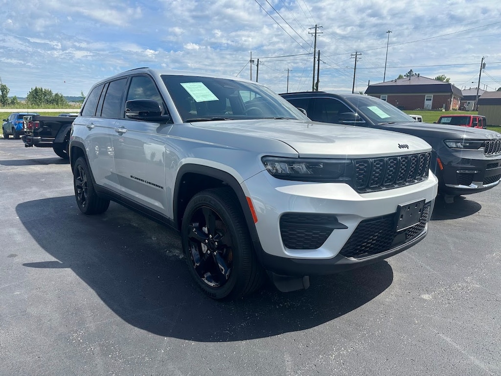 Used 2023 Jeep Grand Cherokee Laredo SUV