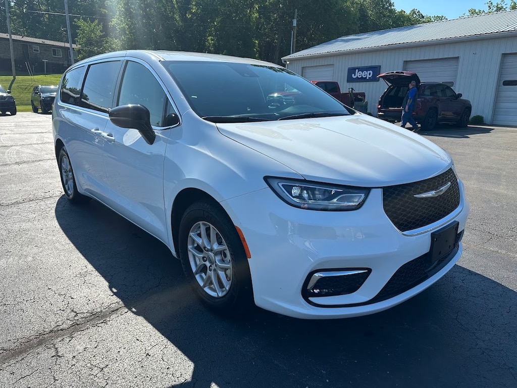 Used 2025 Chrysler Pacifica Select Van Passenger Van