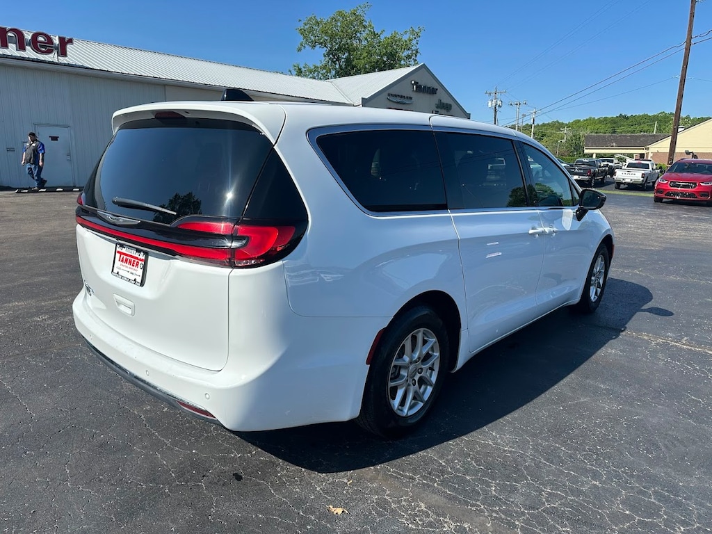 Used 2025 Chrysler Pacifica Select Van Passenger Van