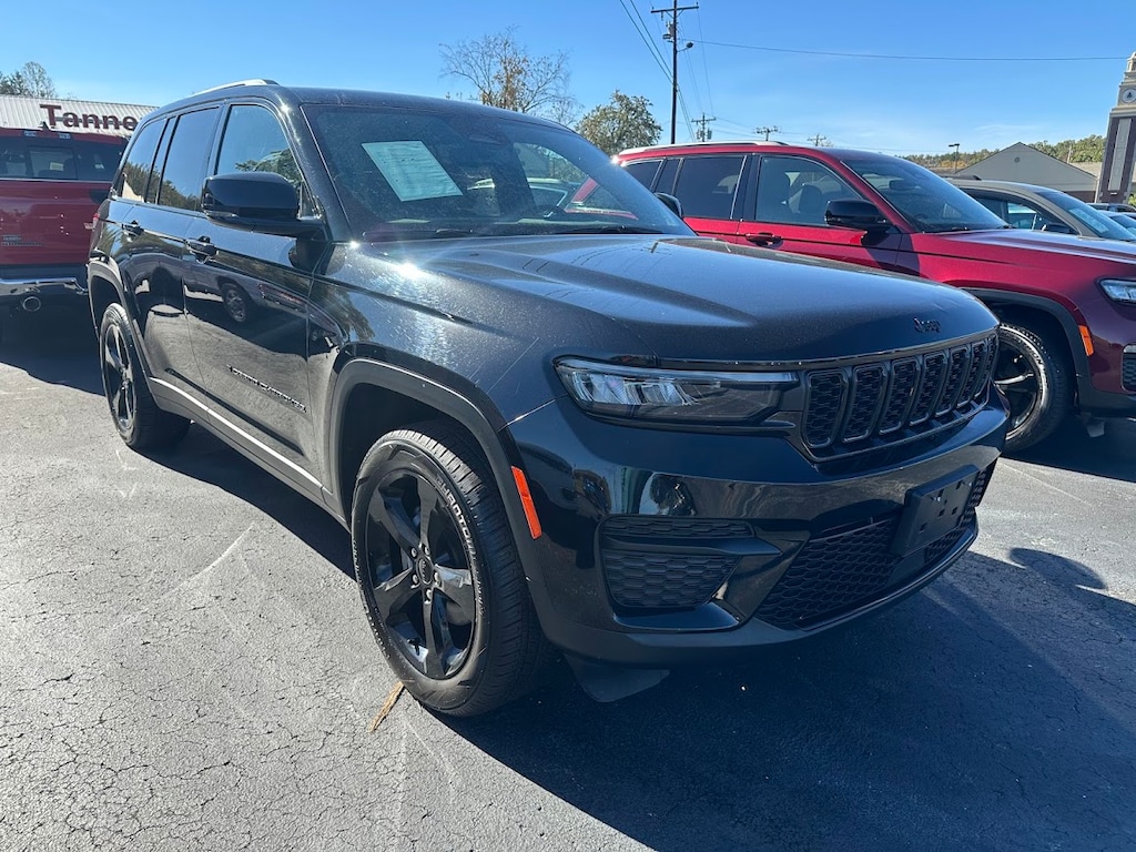 Used 2023 Jeep Grand Cherokee Laredo SUV