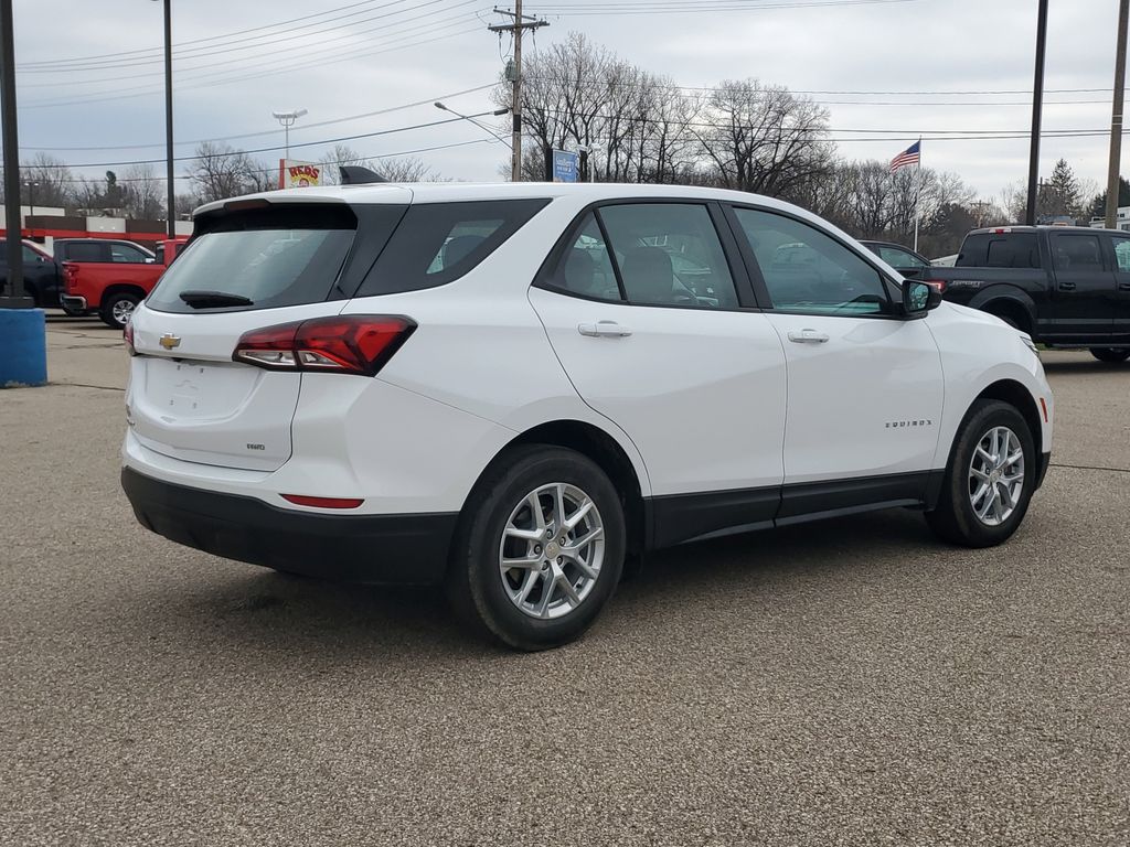 2023 Chevrolet Equinox LS photo 3