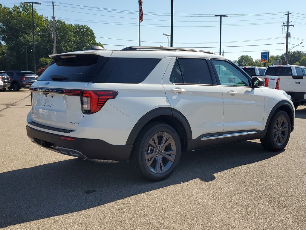 2025 Ford Explorer photo 3