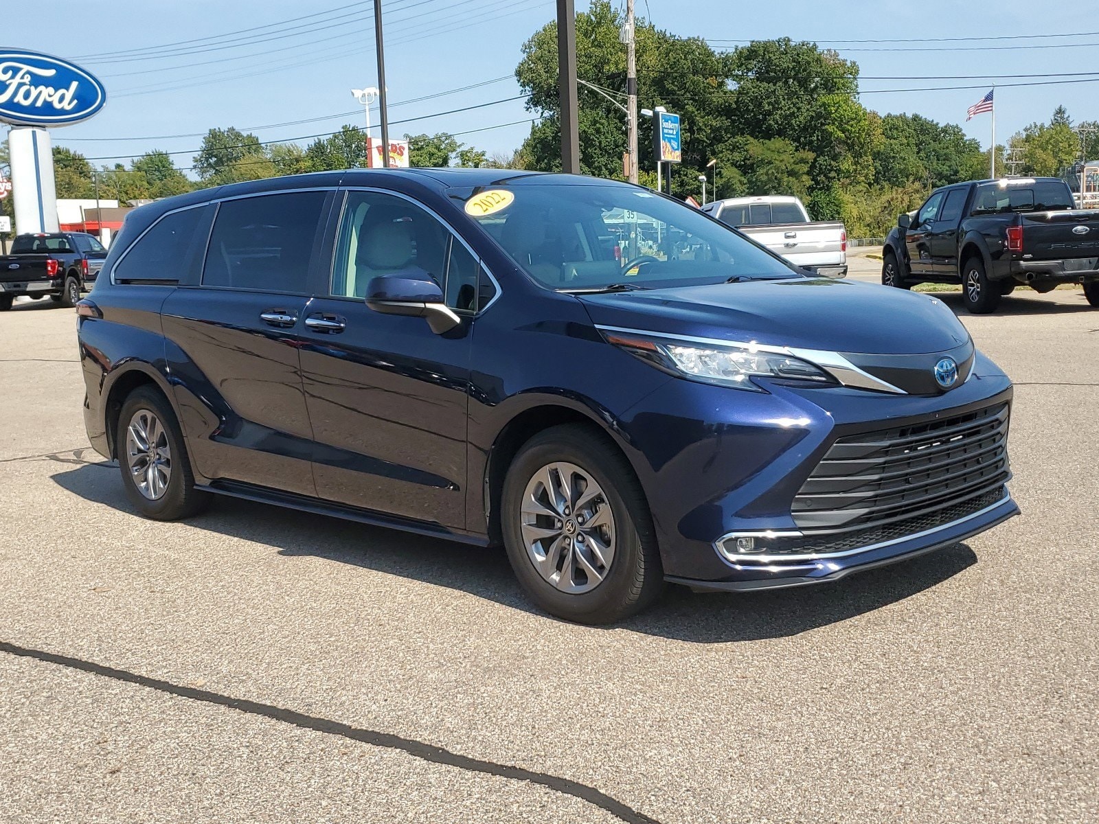 Used 2022 Toyota Sienna XLE with VIN 5TDYSKFC0NS070855 for sale in Paw, MI