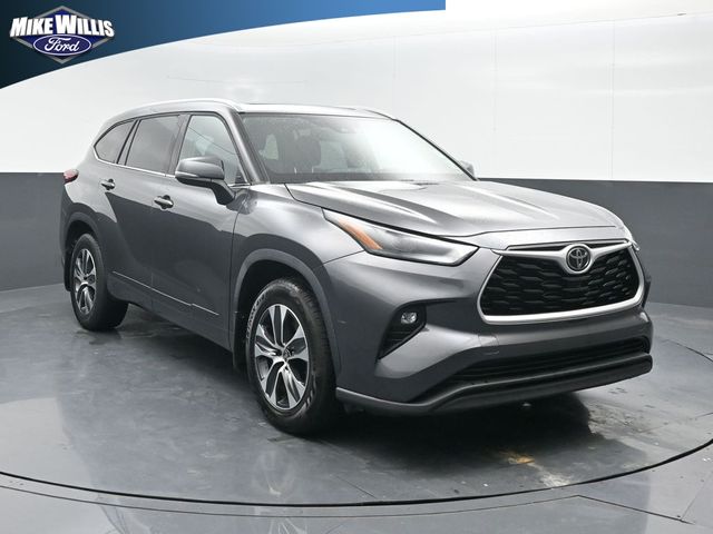 used 2022 Toyota Highlander car, priced at $31,592