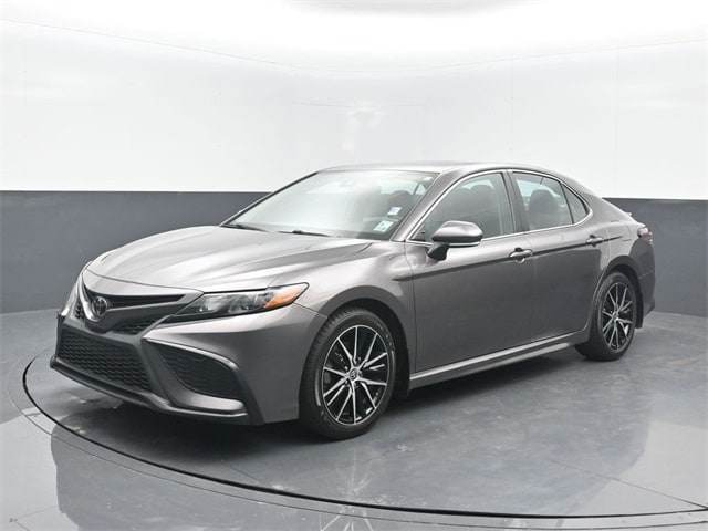 2022 Toyota Camry SE's photo